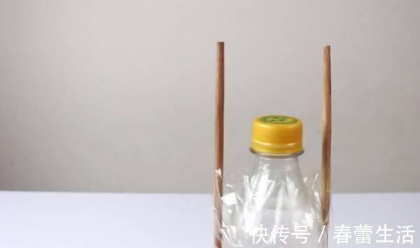 塑料瓶上绑2根筷子,解决了家家户户的困扰,在家做10个都不够