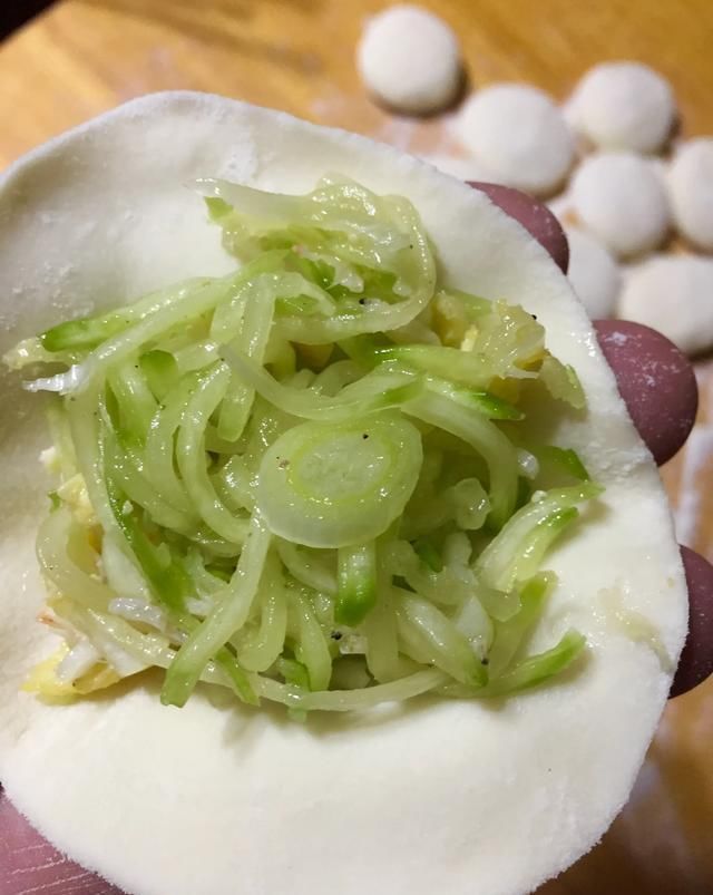 适合|东北特产的大西葫芦,特别适合做“冰花锅贴”几天做一次还吃不够