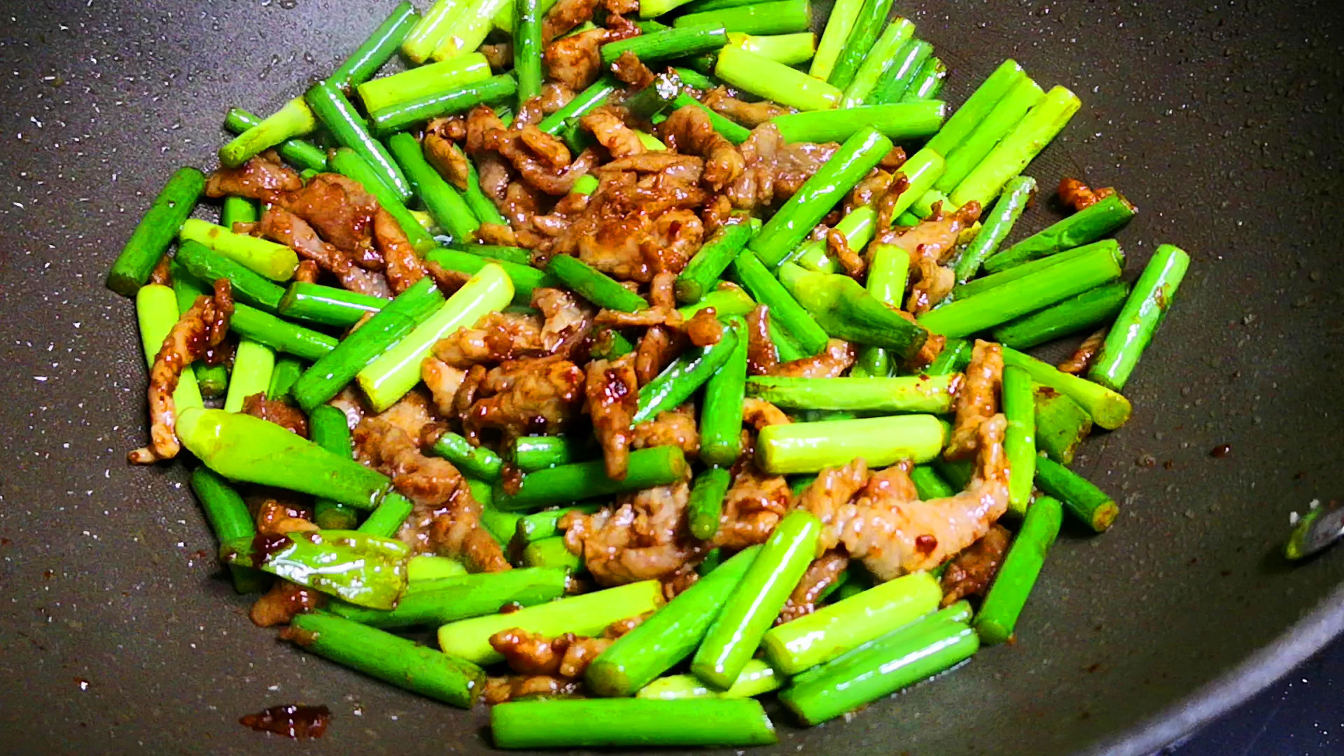 不管做什么炒肉,都别直接下锅炒,教你正确做法,肉香不腥也不柴