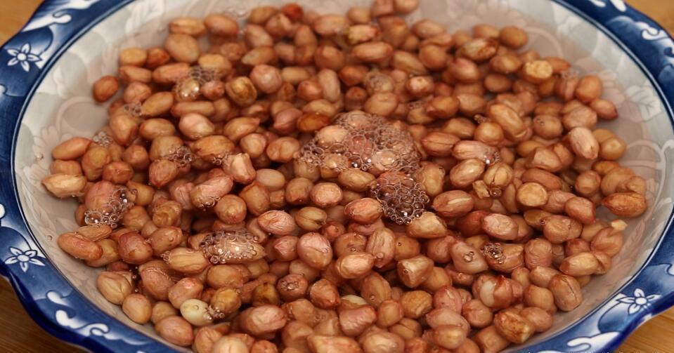 油炸花|炸花生米时,直接下锅就错了,多加这一步,花生又香又脆不返潮