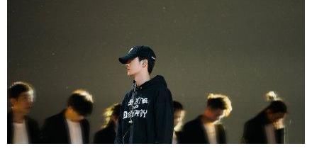 王一博跨年舞台变化大,脸部水肿未消退,与18年时期差距甚多