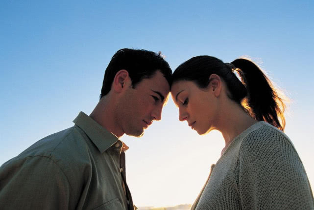 富婆|穷小伙出场遭全灭,离开前台下富婆喊5字,观众炸锅