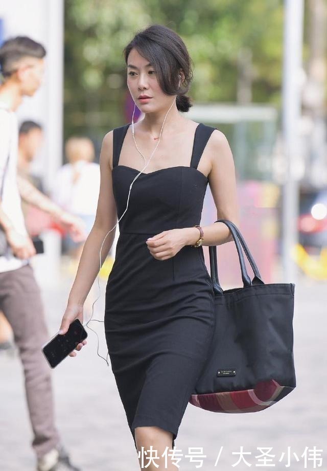 美女街拍吊带裙在身,刻画到位的女神形象文雅十足