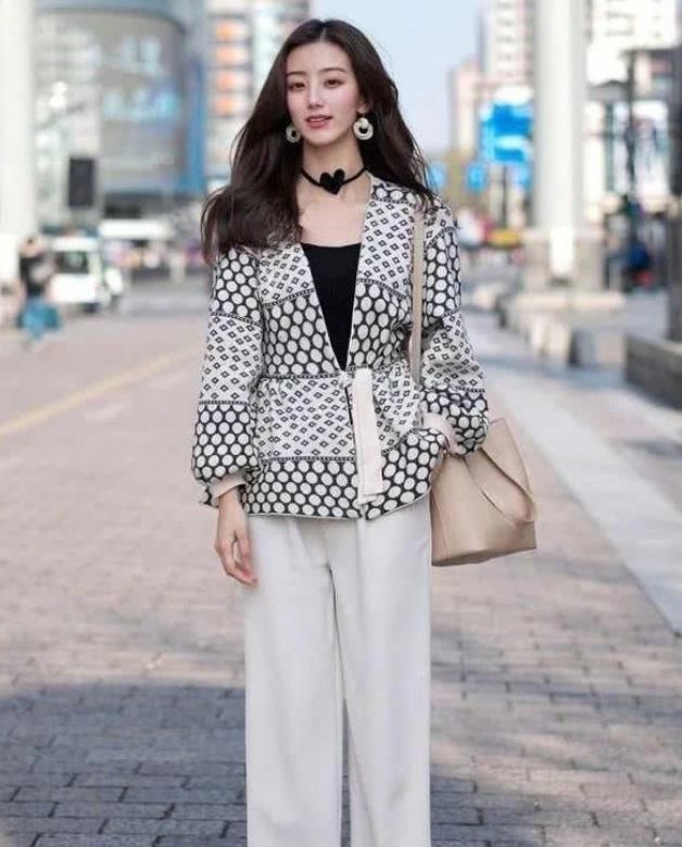 小姐姐|美女身穿T恤搭配白色长裙,时髦的减龄装,很有少女感