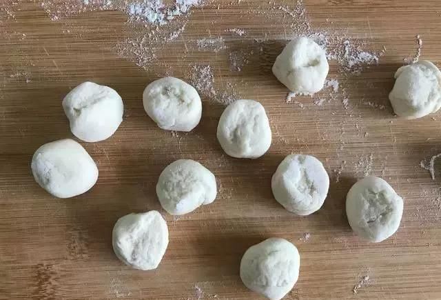 调韭菜馅就怕包着包着韭菜出水,教你一个小妙招,放多久都不没事