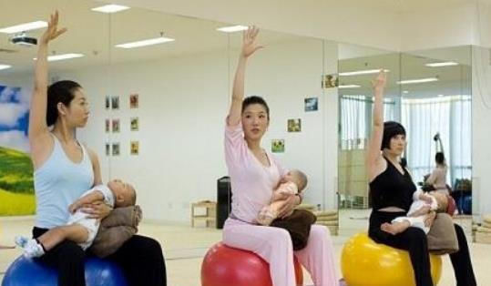 瑜伽|宝妈做瑜伽倒立，宝宝赶来“吃奶”，接下来动作逗笑网友：饿坏了