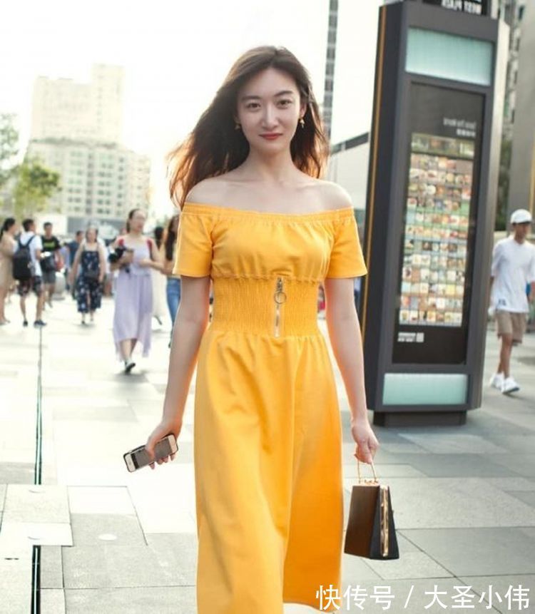 连衣裙|美女街拍:一字肩的连衣裙舒适美观,优雅的体现出了你的身姿美