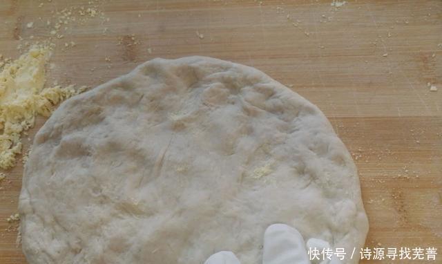 浓郁|手把手教你做腊肠披萨,浓郁的芝士味道,一口树莓