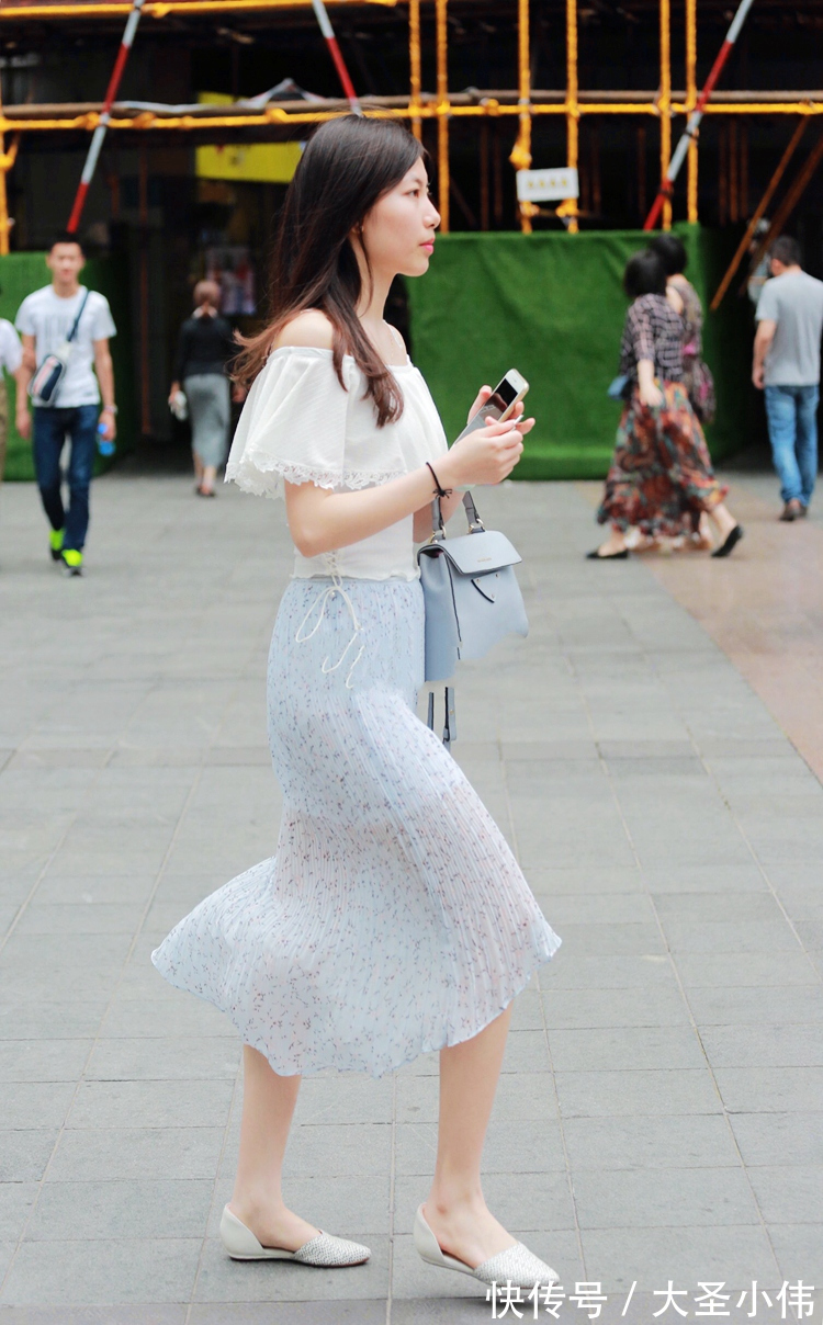 秋天|美女街拍：美女穿搭白色的上衣，搭配浅蓝色的修身连衣裙，风采迷人