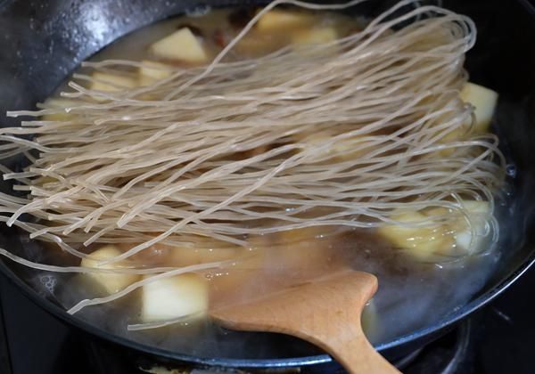 粉条|天越冷越想吃此菜，炖一锅全家都爱吃，太下饭了