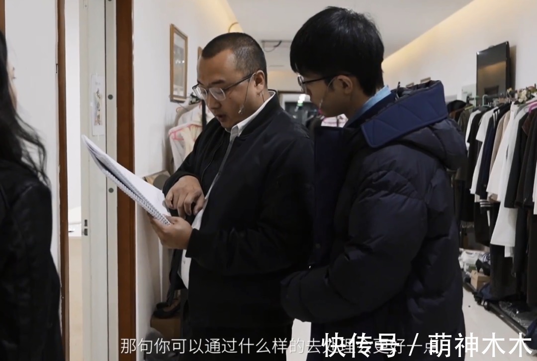 肖战|《如梦之梦》排练花絮曝光，肖战热心为同事拍背，认真学抱娃姿势