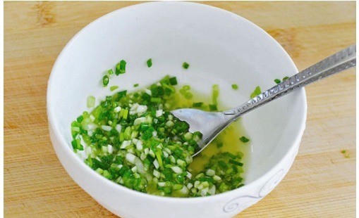 懒人葱油饼的做法,不用和面,10分钟搞定,酥脆喷香,简单超好吃