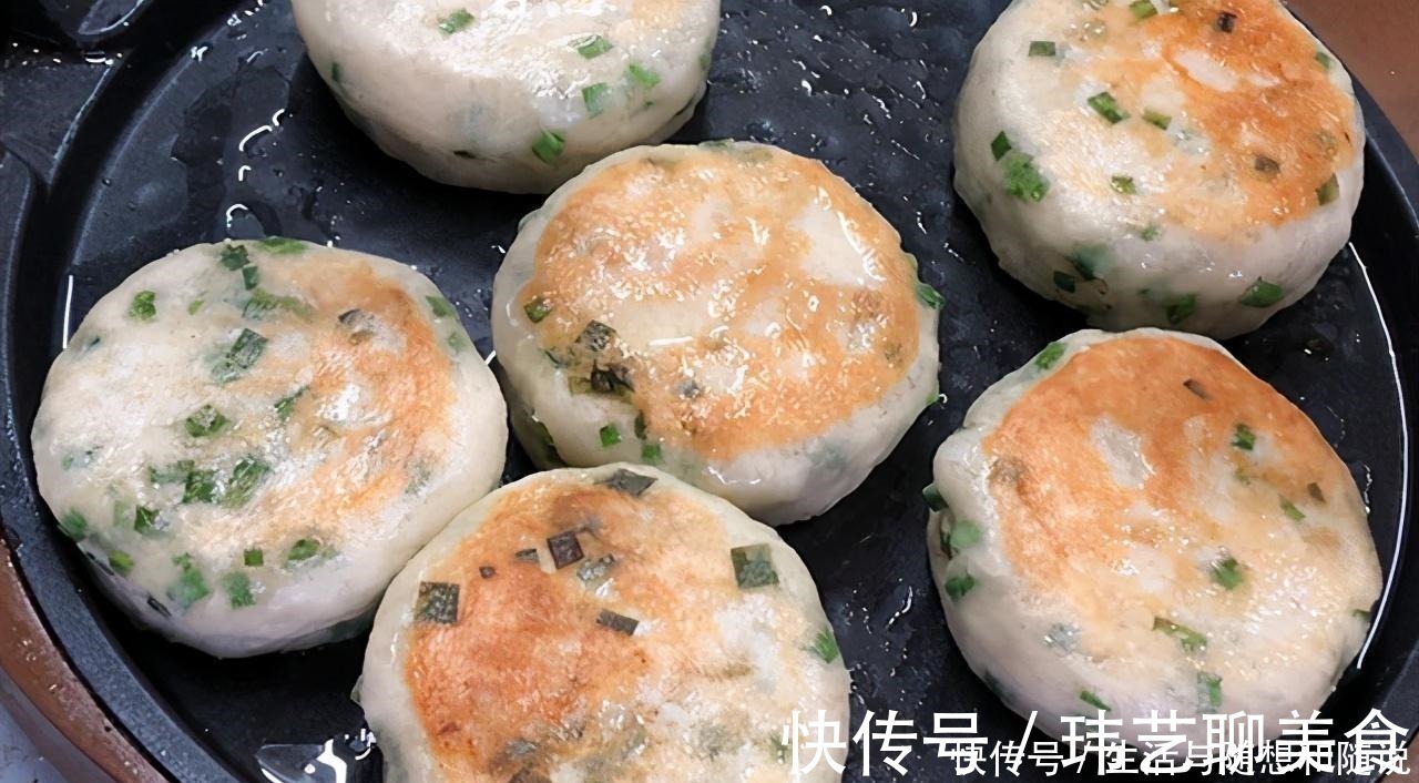 冬天早餐要吃好吃饱，爱上发面葱花饼，筷子一搅，出锅蓬松又暄软