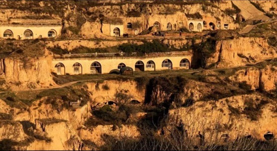 低薪|陕西一座古村被选为电视剧的取景地,陕北人真的睡在山洞里?