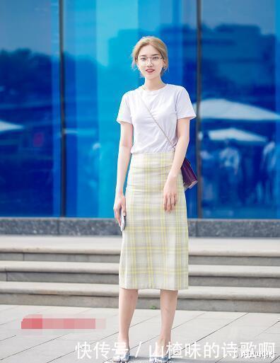 最近流行一种新穿法叫“上短下长”，显瘦又时髦，谁穿谁好看