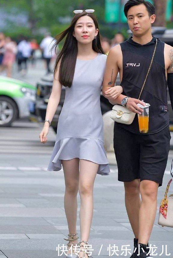 着装|连衣裙穿搭又酷又休闲,精致的着装不可或缺