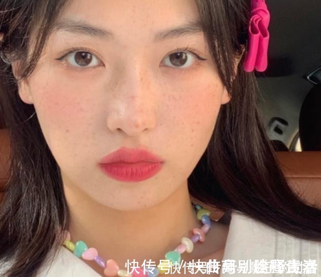 小技巧 氛围感美女唇妆是重点,口红谁都涂,配合小技巧颜值翻倍!