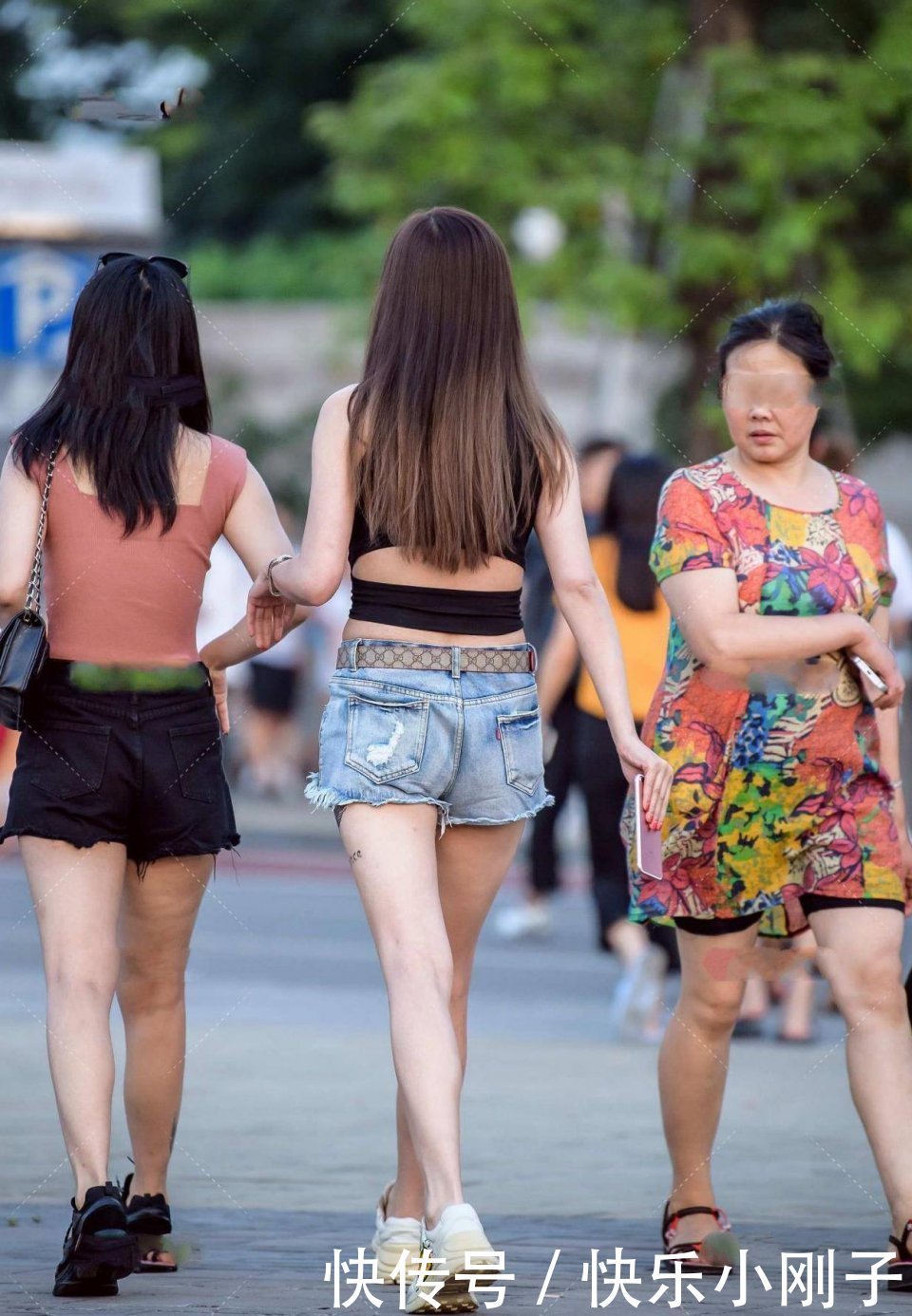 背心|姑娘看着挺简单,却在难以发现的地方“下足功夫”!