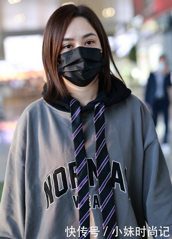 阿娇太会“玩”了!穿男友风卫衣巧用领带当抽绳,真是显瘦又洋气