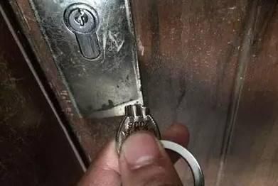 钥匙一不小心拧断了,怎么从锁孔里拿出来,这个方法很实用