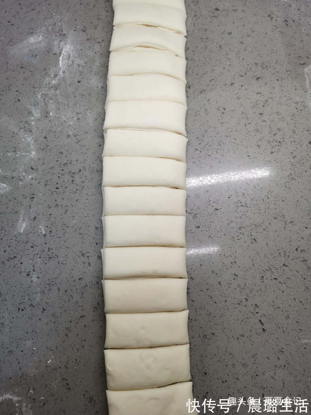 自从学会这早餐，儿子就迷上了它，卷一卷煎一煎，蓬松酥脆香喷喷