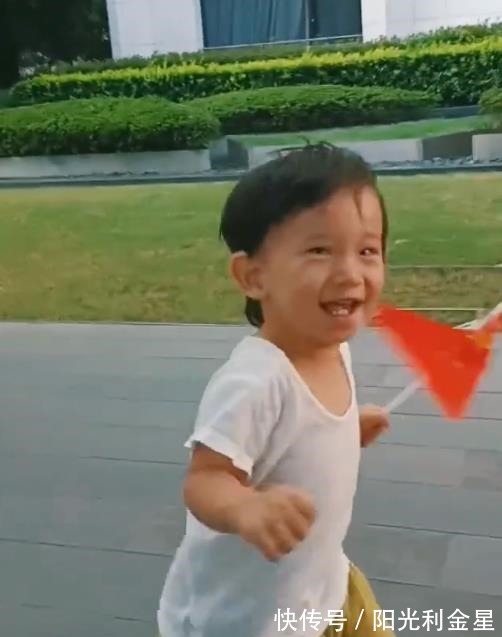 应采儿|应采儿晒二胎hoho正脸照,hoho颜值酷似陈小春,父子俩真一模一样