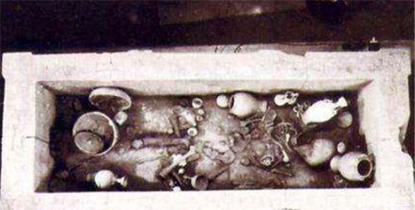 棺材上刻着“开馆即死”,专家壮胆打开棺材后,却都很开心!