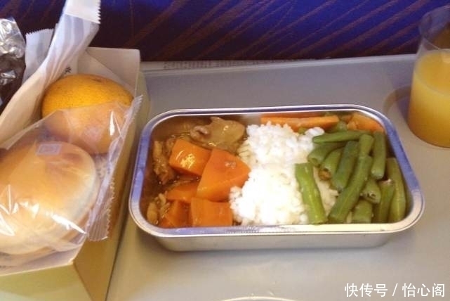 让人|中国飞机餐VS国外飞机餐,看完印度的我,直接把手里餐“扔了”