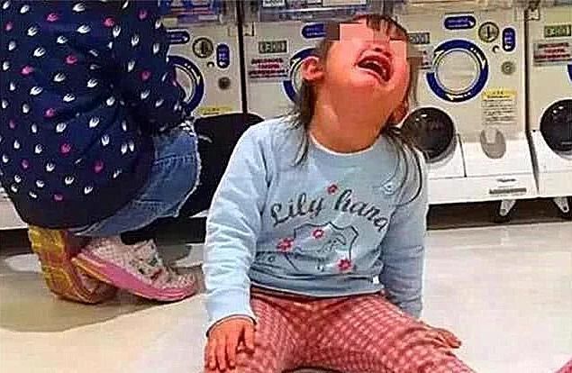 父母|“别打了,我不买了”,6岁女儿哭着求饶,失控的家长有多可怕