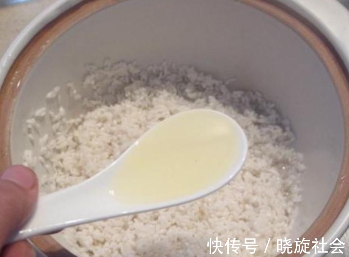米饭|煮米饭,最忌直接加水煮!大厨教你这2招,米饭香软不粘黏,好吃
