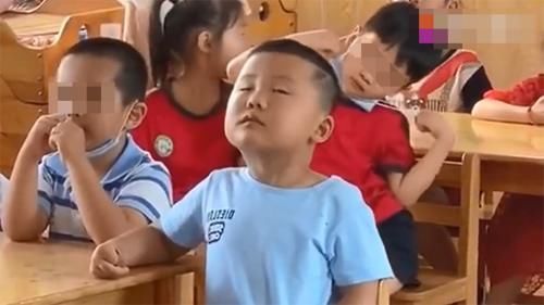 宝宝|幼儿园宝宝打瞌睡,眼皮“打架”下意识靠肩膀,动作萌翻网友