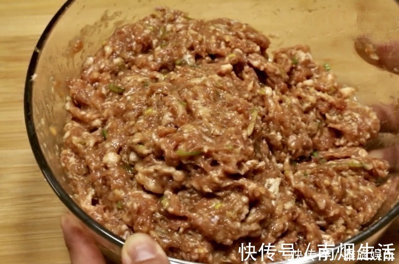 调肉馅时，加这两样是关键，我也是刚刚知道，肉馅软嫩多汁又入味
