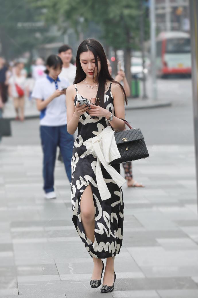 街拍书香气质的小姐姐,自己在裙子上“作画”,才女就是不一样