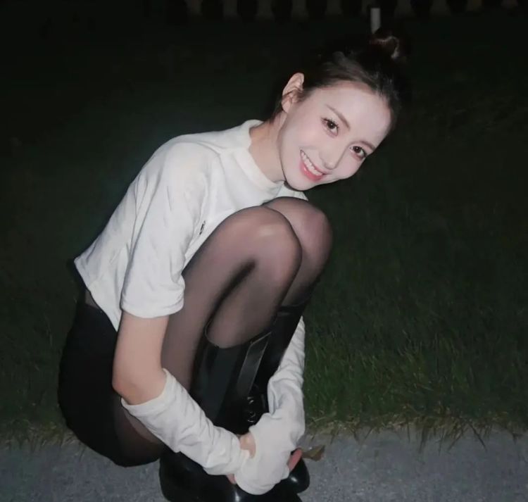 白色 白色上衣和黑色短裤,最常见的搭配了,但是不失时尚感