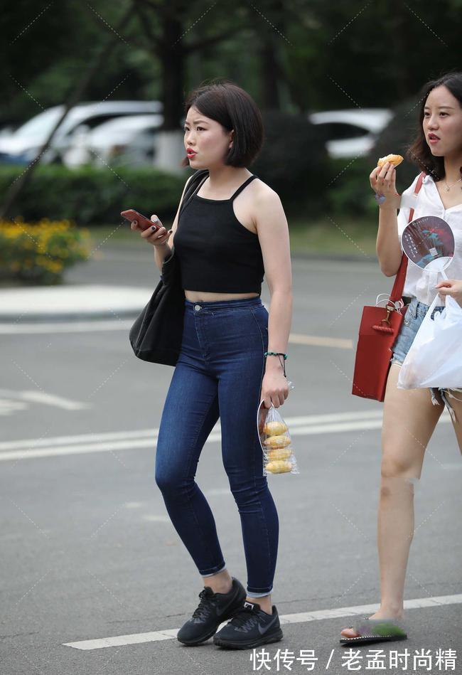 修身牛仔裤|黑色不只可以搭配白系,搭配蓝系牛仔裤,也可展现休闲时尚范儿