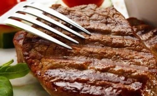 吃西餐牛排时,为何服务员都会端上一份面包,这是暗示你肯定不懂