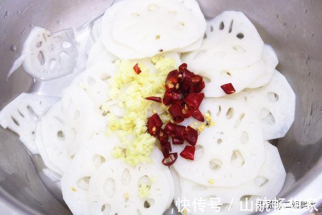 二姐|做莲藕,牢记不能直接下锅,大厨教您一招,莲藕脆嫩还不发黑