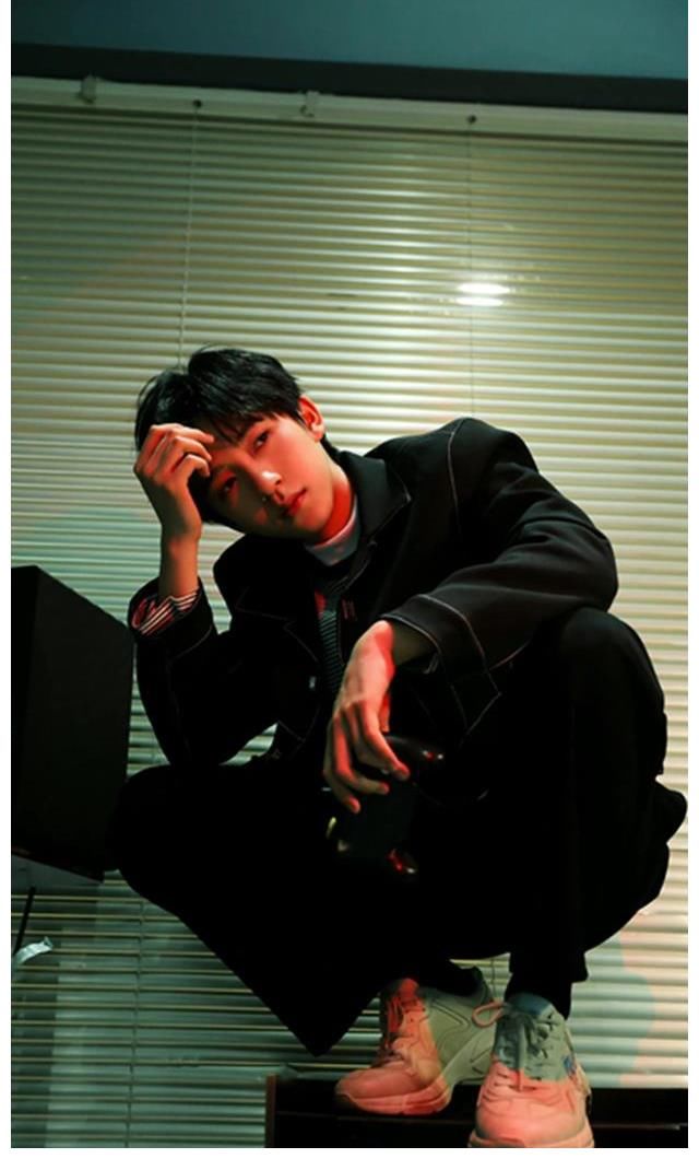 時(shí)代少年團(tuán)賀峻霖曬九宮格，牛仔衣搭配條紋內(nèi)搭，除了帥也說不出其他