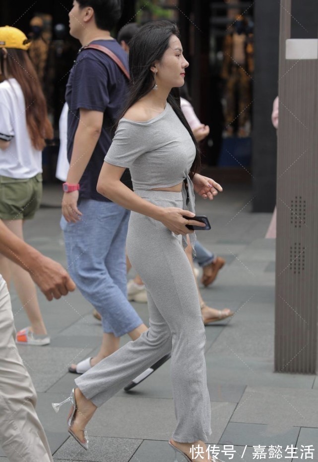 纯灰色 纯灰色穿搭格外高级又吸睛，展现小蛮腰的同时，高雅感也有体现