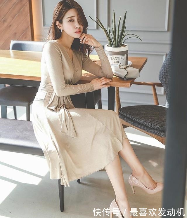 小姐姐 小姐姐身穿缎面的连衣裙,性感迷人,搭配一双高跟鞋优雅范十足!