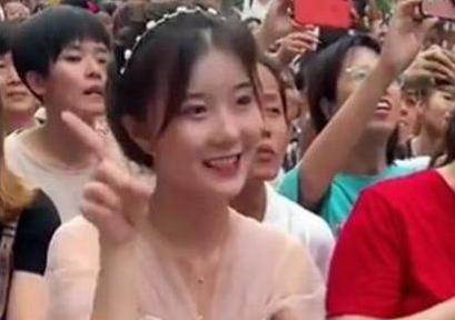 仪容|“最治愈幼师”走红,台下领舞笑容超甜,网友:妈妈,我恋爱了