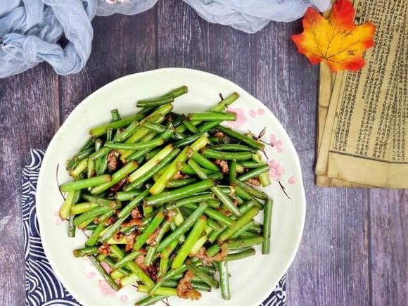 炒蒜苔时,焯水和直接炒都不对,巧用这一招,翠绿鲜嫩,香味十足