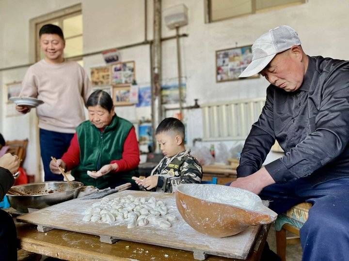 包饺子|团团圆圆过大年，年30，帖对联包饺子，家的味道