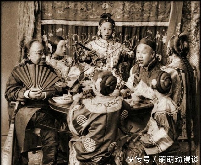 女人|晚清老照片:蒙古的女人酷爱牛角,苦命的男子哭着吞剑!