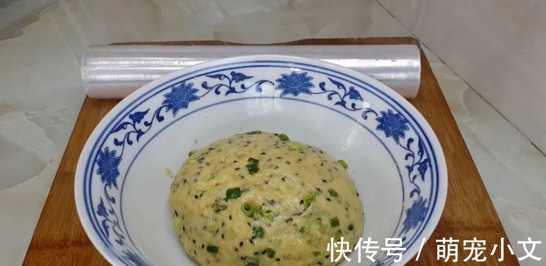 芝麻鸡蛋这样做，撒1把葱花，比鸡蛋饼都好吃，出锅孩子抢着吃