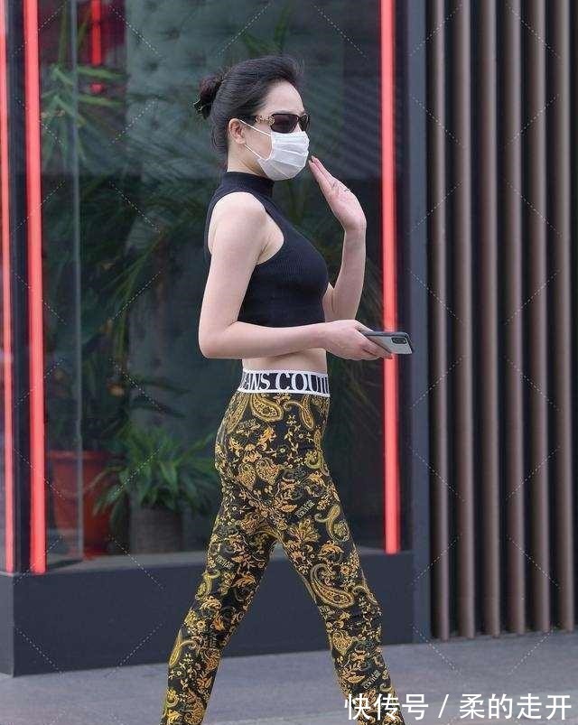 打底裤 精致的印花打底裤穿搭，休闲还减龄，魅力无穷！
