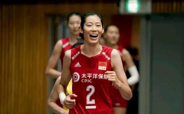 中国女排国家队|女排低调解散！龚翔宇满满2大箱子行李，袁心玥时髦打扮心情不错
