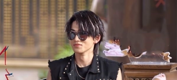 宋亞軒和范丞丞玩游戲時(shí),意外淋水素顏出鏡