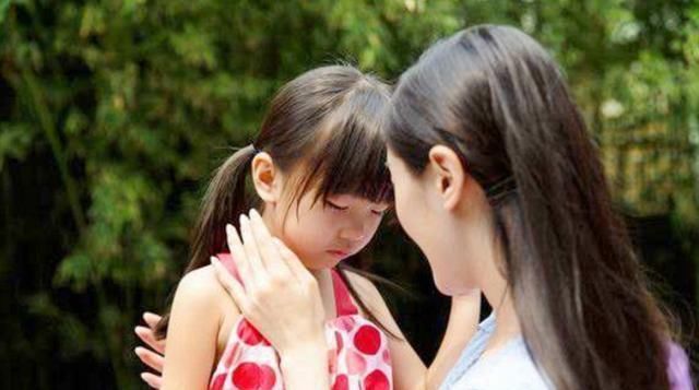 萌萌|4岁女孩“被扔”幼儿园2天，老师察觉异样，打开书包后愣住