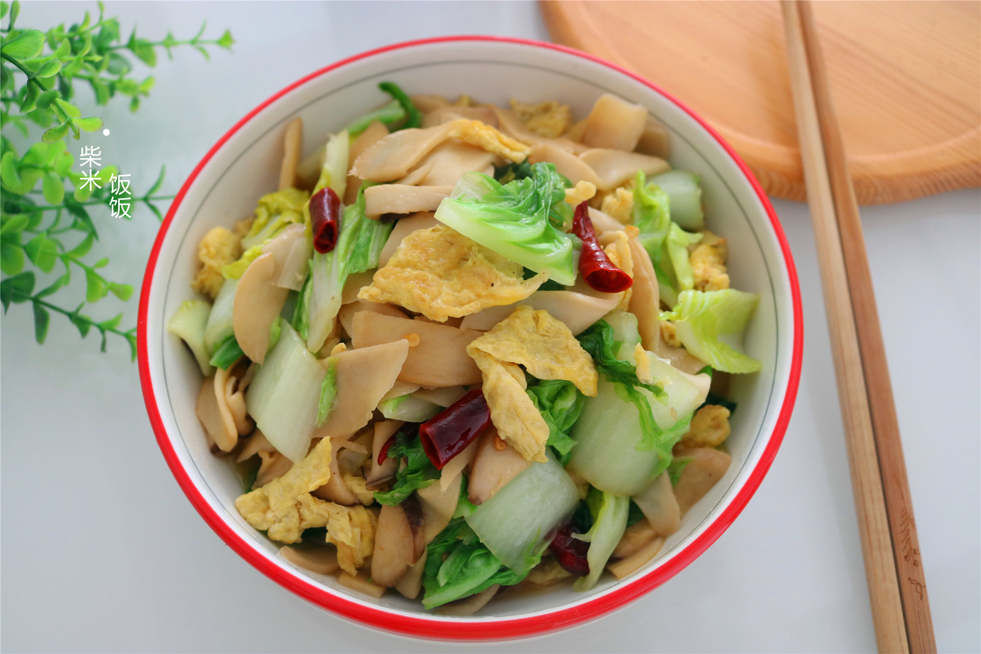 杏鲍菇|杏鲍菇别总炒肉了,搭配这两种食材,大火一炒,比炒肉更香